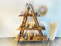 Holzleiter mit Holzregalen als Candy Bar