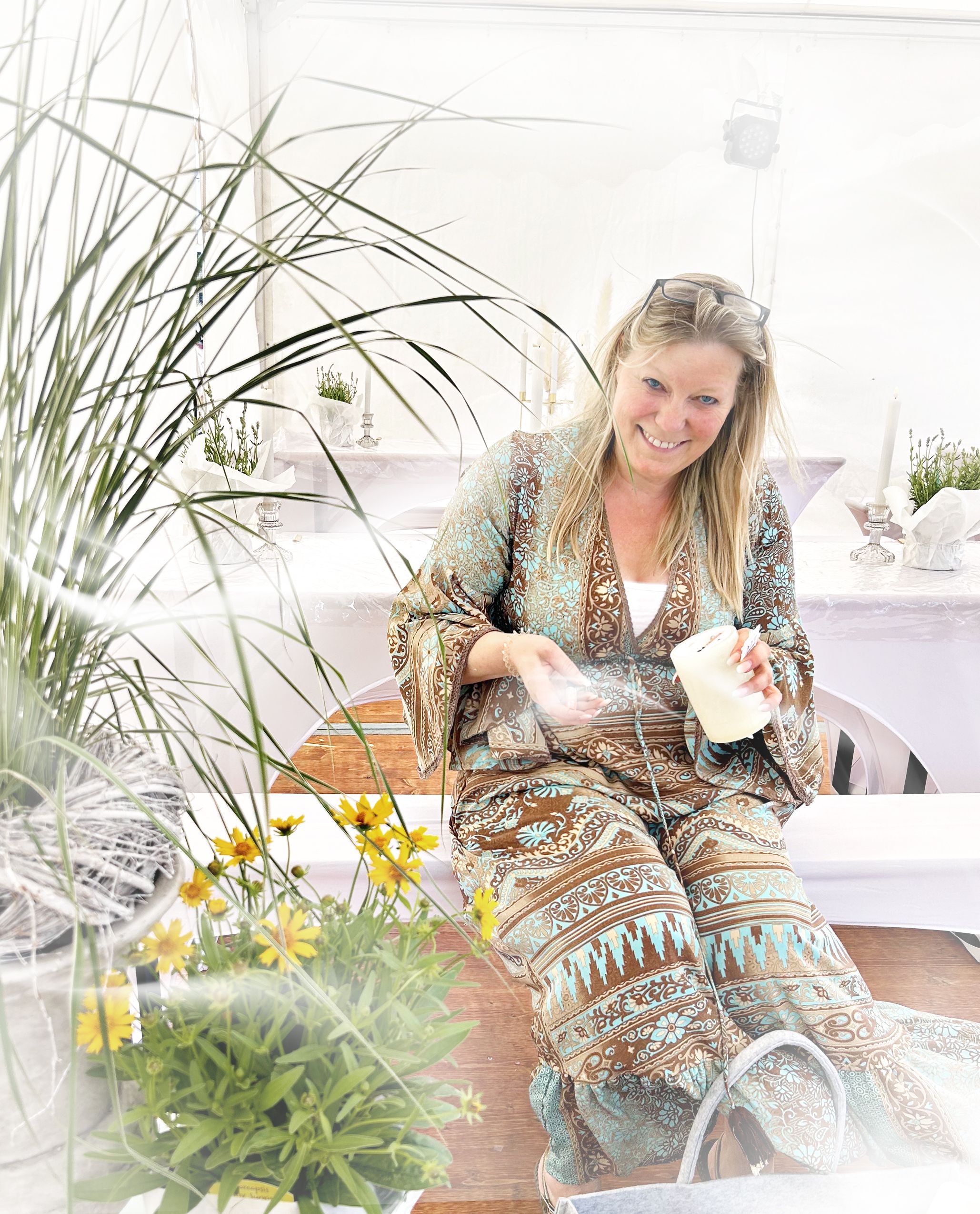 Sonja beim einlegen der Batterien in die Kerze